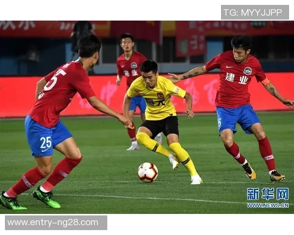 广州恒大迎战河南建业争夺中超联赛关键三分的激烈对决